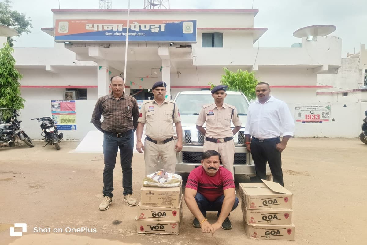Pendra Crime News: अवैध शराब के खिलाफ पुलिस की बड़ी कार्रवाई, पुलिस ने होटल संचालक को शराब के साथ किया गिरफ्तार