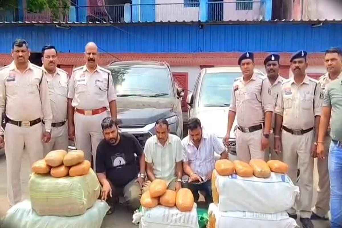 Raigarh News: पुलिस की बड़ी कार्रवाई, 105 क्विंटल गांजे के साथ तीन अंतरराज्यीय गांजा तस्करों को किया गिरफ्तार, लाखों रुपए आंकी गई कीमत