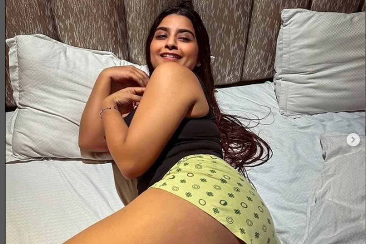 SEXY VIDEO :बेडरूम में लेटकर हॉट गर्ल ने दिया ऐसा पोज, सेक्सी वीडियो देखते ही उड़ जाएंगे आपके होश