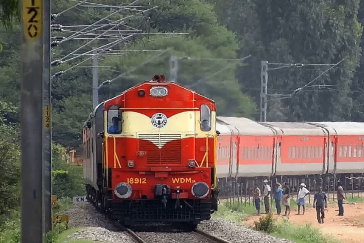 Tatkal Ticket Booking Rules 2025: रेलवे के नए नियम का दिखने लगा असर, ट्रेनों में खाली मिल रही सीटें, मिल रहा कंफर्म टिकट