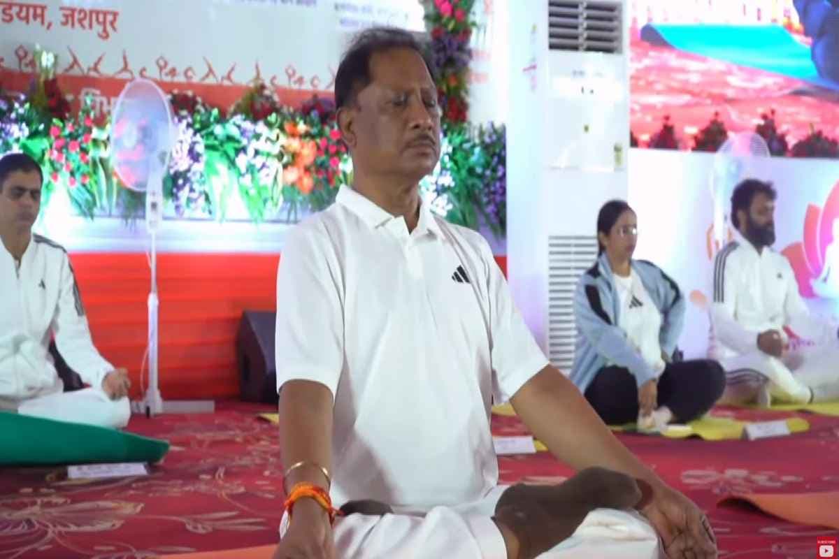 InternationalDayofYoga2025: 11वें अंतर्राष्ट्रीय योग दिवस पर शामिल हुए सीएम साय, रणजीता स्टेडियम में किया योगाभ्यास, देखें वीडियो