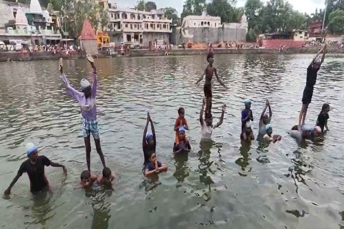 International Yoga Day 2025: जमीन ही नहीं जल में भी संभव है योग.. महाकाल की नगरी में मां शिप्रा तैराक दल ने पेश की अनूठी मिसाल, देखें वीडियो