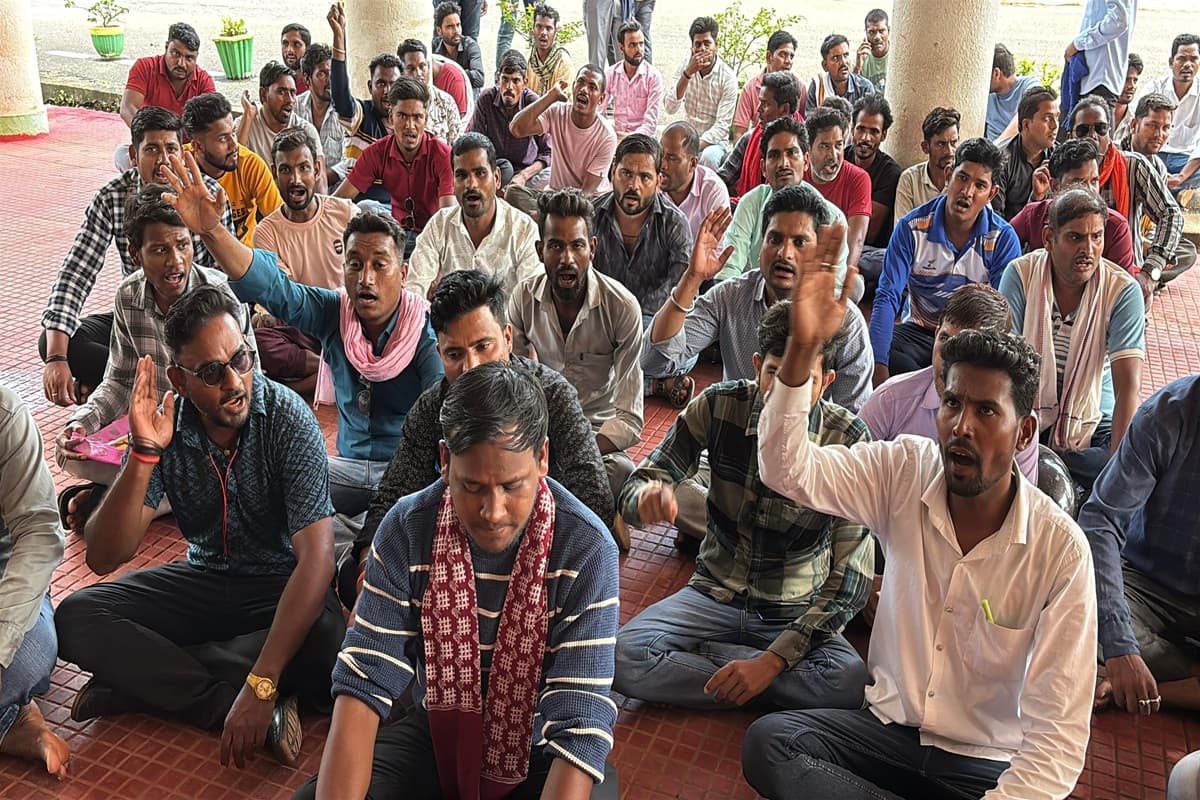 Kawardha News: कवर्धा में नौकरी से अचानक हटाए गए 250 से अधिक लोग, कलेक्टर कार्यालय का घेराव कर की नारेबाजी