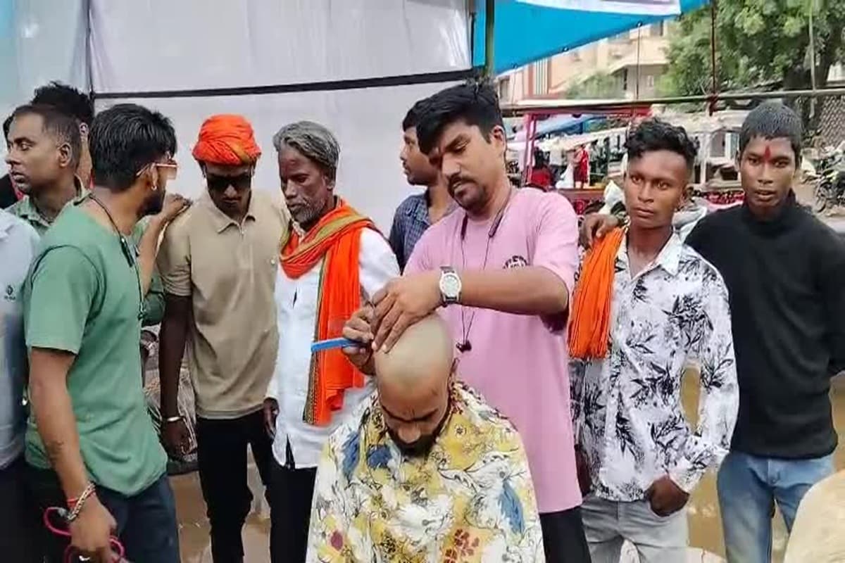 Kawardha News: गृहमंत्री के जिले में बजरंग दल के कार्यकर्ताओं ने करवाया मुंडन, नगाड़ा बजाते हुए किया प्रदर्शन, जानें मामला