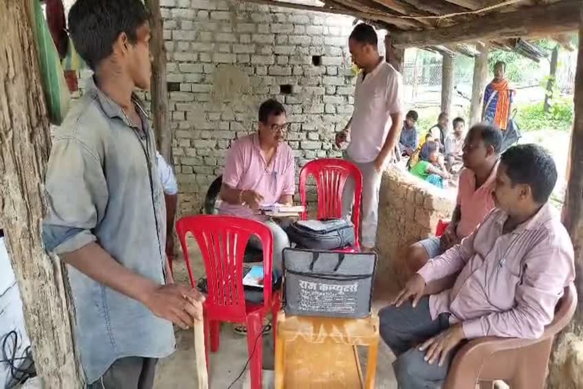 Surajpur News: पिता ने मोबाइल के लिए नहीं दिए पैसे, तो बेटे ने पीट-पीट कर ले ली जान