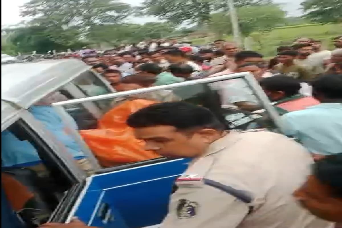 Durg Road Accident News: सड़क दुर्घटना में युवक की मौत, ग्रामीणों ने किया चक्काजाम