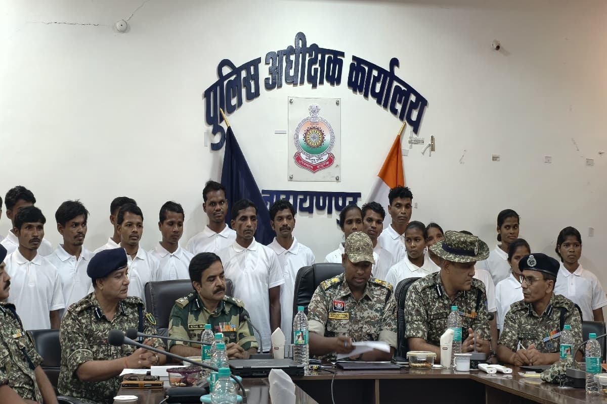 22 Naxalites Surrender In Narayanpur: 37 लाख के इनामी 22 नक्सलियों ने किया सरेंडर, इस वजह से लिया मुख्यधारा में जुड़ने का फैसला