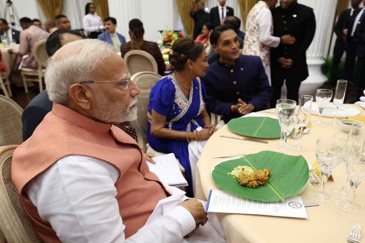 PM Modi Trinidad and Tobago Visit: सोहारी पत्ते पर परोसा गया दाल, भात और तरकारी..! चाव से भोजन का आनंद लेते दिखे पीएम मोदी, देखें तस्वीरें