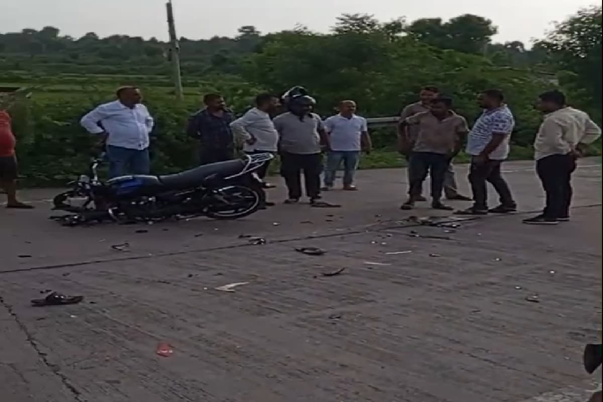Sidhi Road Accident News: पिकअप वाहन ने बाइक को मारी टक्कर, मौके पर हुई चाचा-भतीजे की मौत
