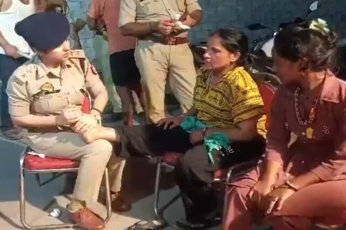 CO Rishika Singh Viral Video: कांवड़ियों के पैर दबाते नजर आई पुलिस अधिकारी, सोशल मीडिया पर वायरल हो रहा वीडियो, हर कोई कर रहा तारीफ़