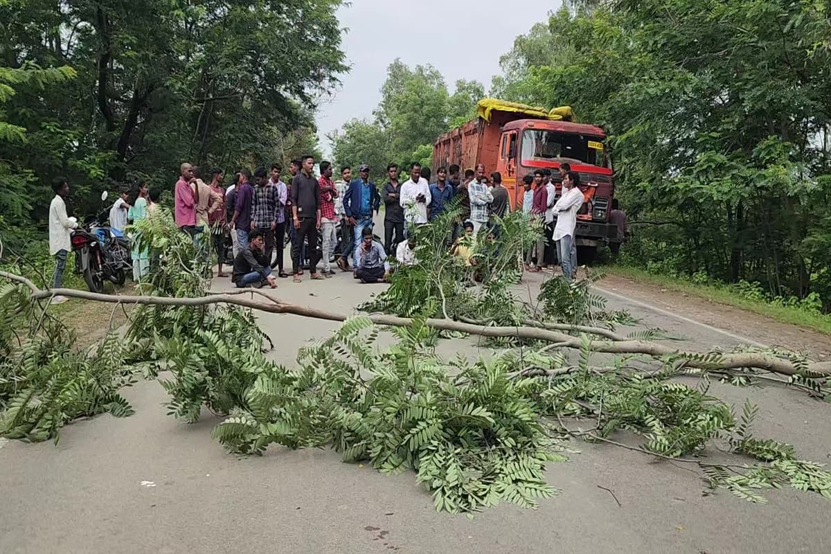 Surajpur News: रक्षाबंधन की खुशियां मातम में बदली, पत्नी और मासूम बच्चे को लेकर राखी बंधवाने जा रहा था युवक, तेज रफ्तार ट्रेलर ने कुचला