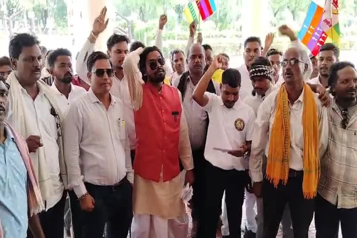 Kawardha News: दो शिक्षक फर्जी दस्तावेज के सहारे कर रहे सरकारी नौकरी, बर्खास्त करने की मांग को लेकर कलेक्ट्रेट पहुंचा आदिवासी समाज के लोग
