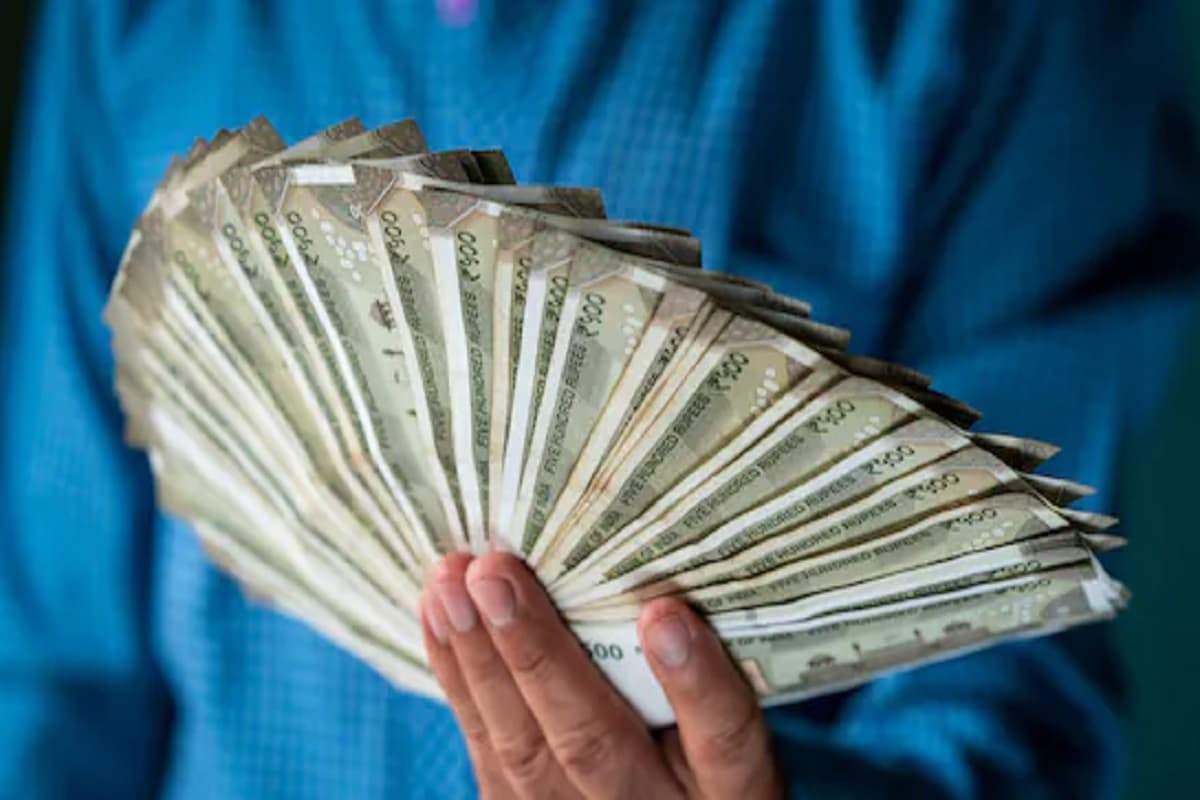 Govt Employees Latest News: दशहरे से पहले इन सरकारी कर्मचारियों को बड़ी राहत, तनख्वाह में बंपर बढ़ोतरी, हाईकोर्ट ने कहा- 2016 से ही मिलना चाहिए लाभ