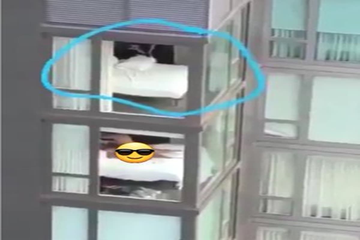 Viral Video: बिल्डिंग में खिड़की खोलकर रोमांस कर रहा था कपल, किसी ने शूट कर वायरल किया वीडियो
