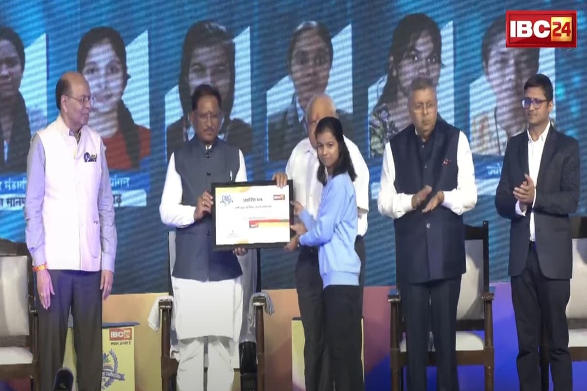 IBC24 Swarna Sharda Scholarship 2025: गरीब परिवार की बेटी सुमन महोबिया बनी जिले की टॉपर, अब IBC24 ने स्वर्ण शारदा स्कॉलरशिप देकर किया प्रोत्साहित
