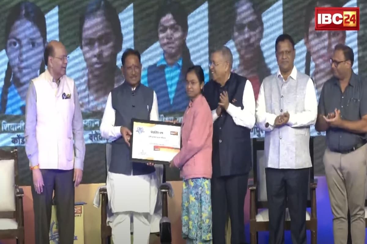 IBC24 Swarna Sharda Scholarship 2025: दंतेवाड़ा की बेटी मुस्कान ने जिले में किया टॉप, डॉक्टर बनने का सपना साकार करने के लिए IBC24 ने दी स्कॉलरशिप