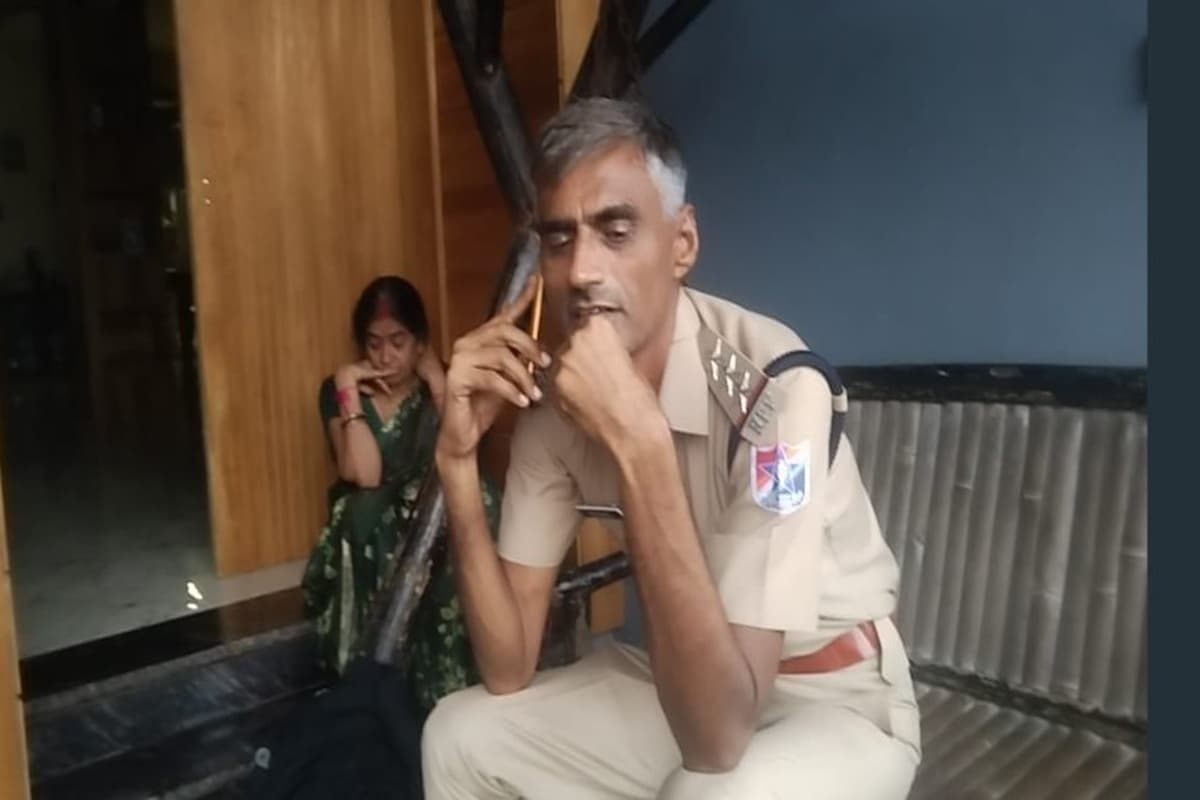 Indore News: बर्खास्त पुलिसकर्मी पहुंचा राजा रघुवंशी के घर, फर्जी थाना प्रभारी बनकर की माता-पिता से पूछताछ, शक होने पर ऐसे पकड़ा गया आरोपी