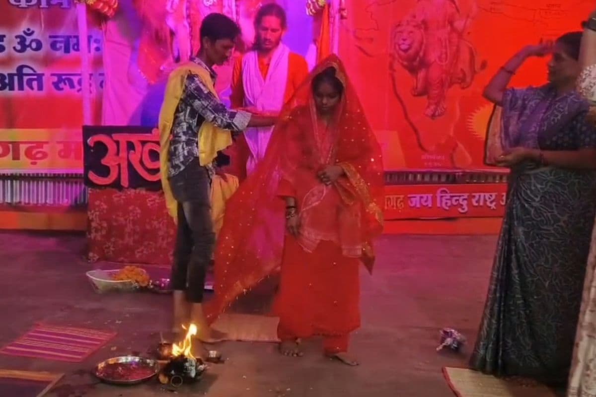 Khandwa News: मुस्लिम युवती ने अपनाया सनातन धर्म, महादेवगढ़ मंदिर में साजिया से बनी शारदा, हिंदू प्रेमी मयूर से सात फेरे लेकर रचाई शादी