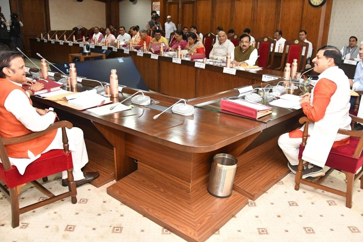 Mohan Cabinet ke Faisle: मोहन कैबिनेट के बड़े फैसले, पुलिस अधिकारियों को मिलेंगे टैबलेट, उज्जैन से पीथमपुर तक मेट्रो, 27 परियोजनाओं को मंज़ूरी