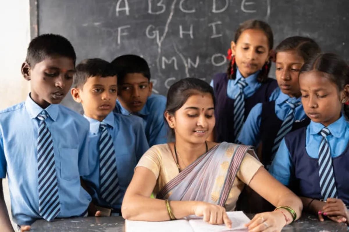 Teacher Transfer News: शिक्षा विभाग में बंपर तबादले, 31 हजार से ज्यादा शिक्षक इधर से उधर, इस वजह से किया गया फेरबदल