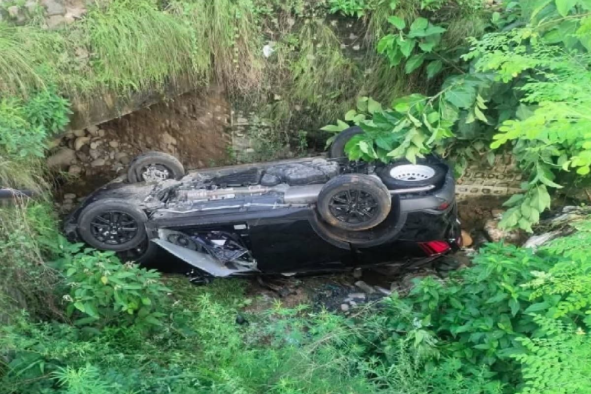 Road Accident In Jammu-Kashmir: अनियंत्रित होकर खाई में गिरी तेज रफ़्तार कार, मौके पर हुई दो लोगों की मौत, तीन की हालत गंभीर
