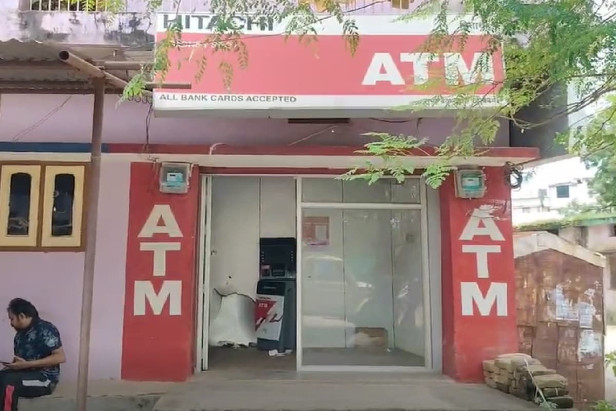Dhamtari News: शराबी चोरों का तांडव, एटीएम को बनाया निशाना, लेकिन कैश बॉक्स तक नहीं पहुंच सके चोर