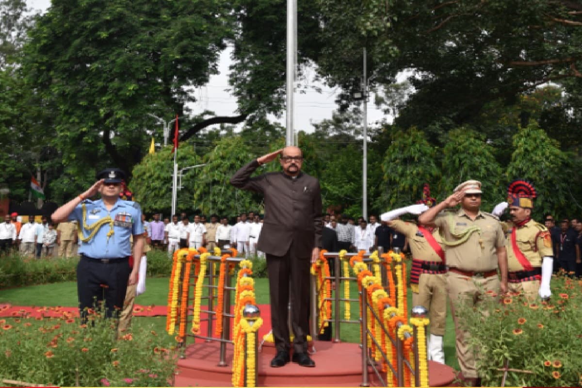 Independence Day 2025: राज्यपाल रमेन डेका ने राजभवन में किया ध्वजारोहण, नवासी विकास समिति को सौंपी एम्बुलेंस की चाबी