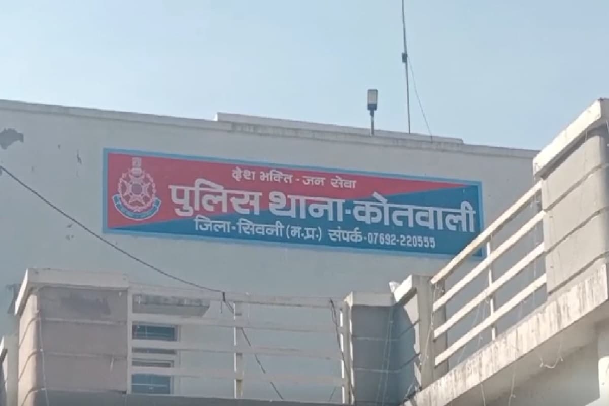 Seoni Crime News: कार में विवाद के बाद युवक ने दंपत्ति पर किया चाकू से हमला, खुद का भी गला रेता, मौके पर हुई मौत