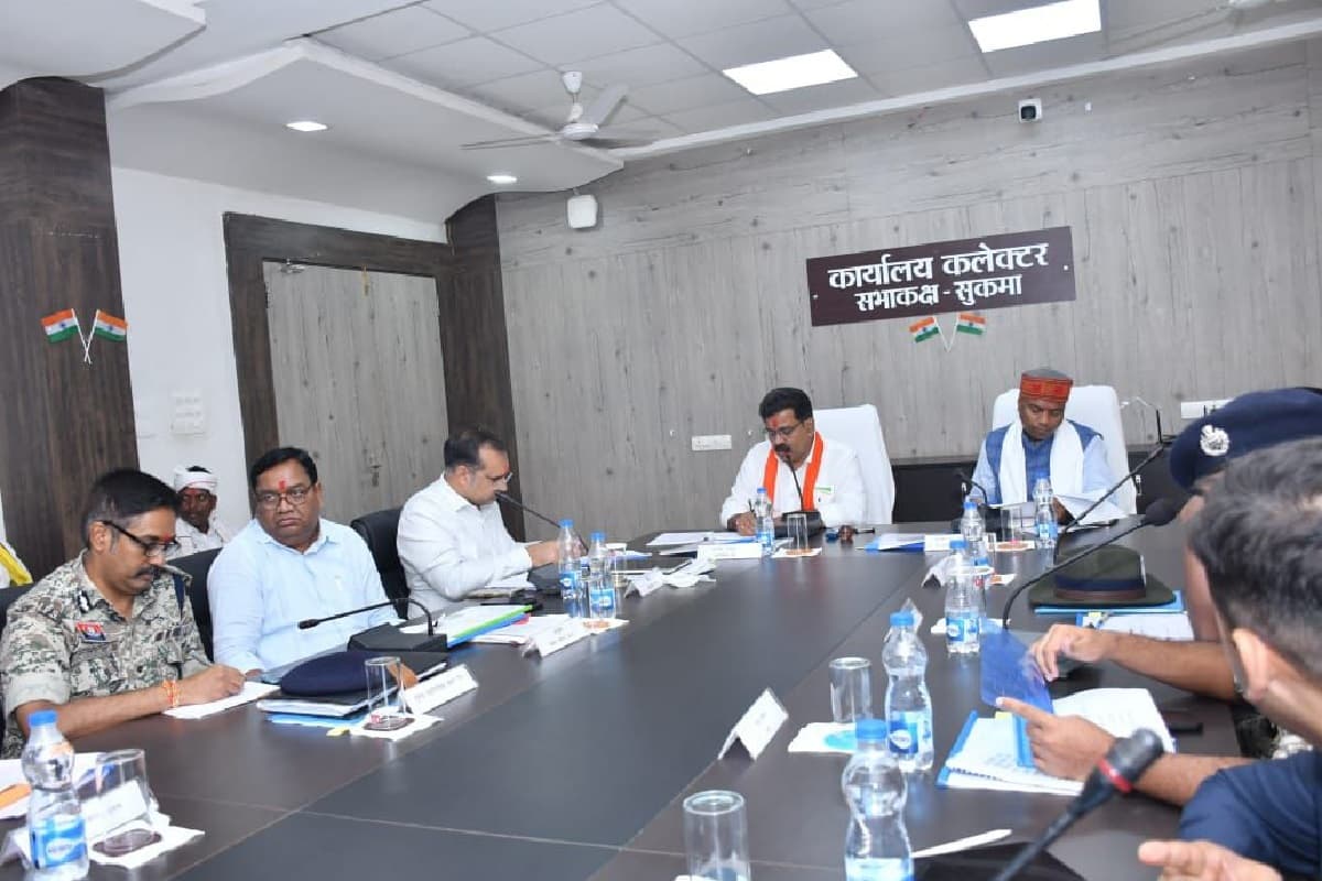 HM Vijay Sharma News: गृहमंत्री विजय शर्मा ने सुकमा में ली समीक्षा बैठक, कहा – नक्सलवाद के खात्मे के लिए समाज के सभी वर्गों का सहयोग जरूरी