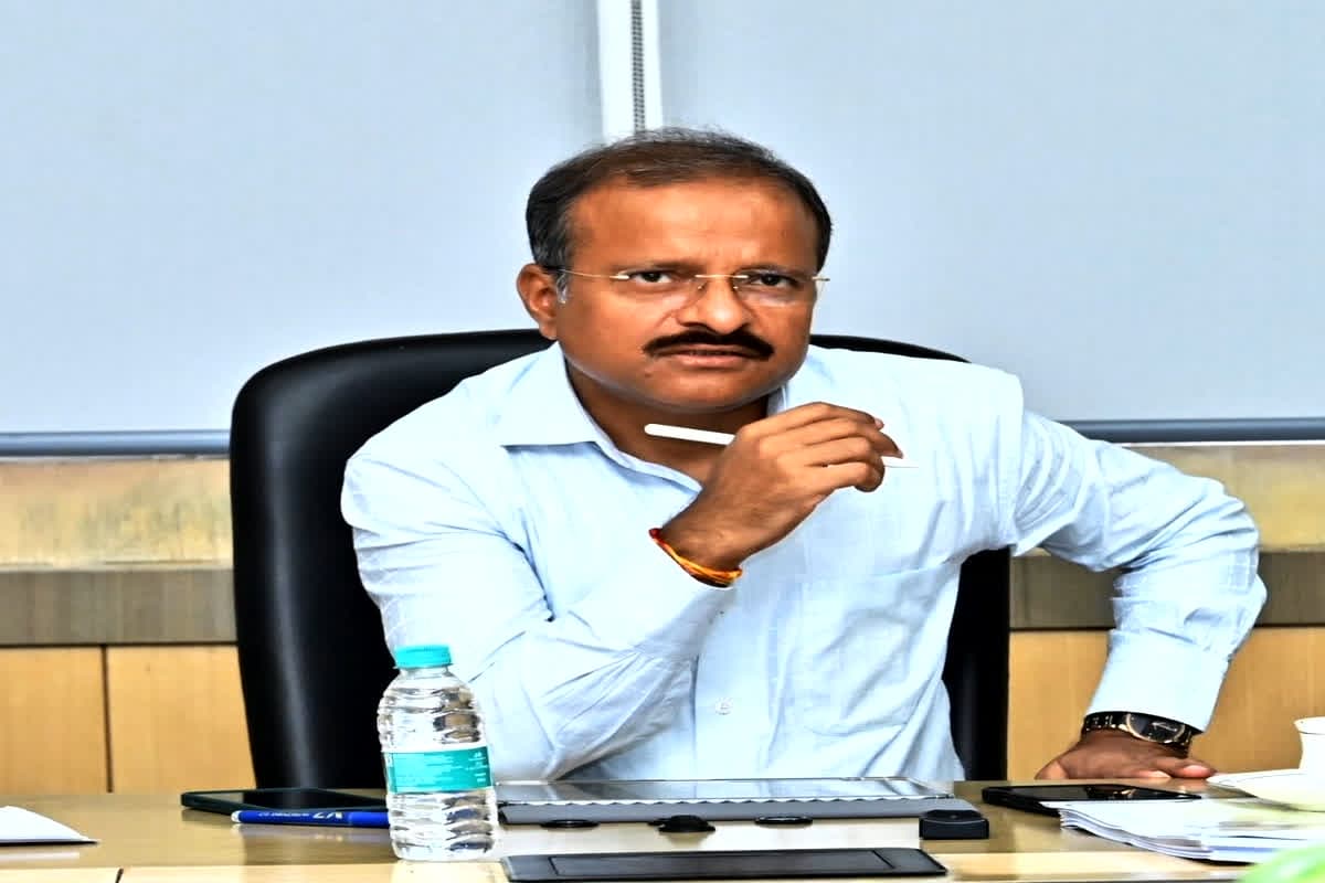 Chhattisgarh News: मुख्यमंत्री के प्रमुख सचिव ने नक्सल प्रभावित जिलों में विकास कार्यों की समीक्षा की, गांव-गांव तक योजनाओं की पहुँच सुनिश्चित करने के निर्देश