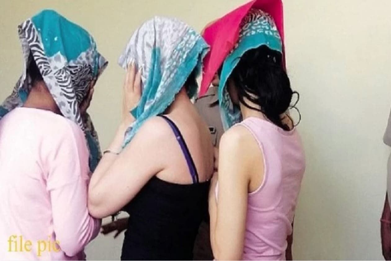 Sex Racket: इस यूनिवर्सिटी के पास ढाबे पर चल रहा था सेक्स रैकेट, पुलिस ने मारा छापा, कई युवक-युवतियां आपत्तिजनक हालत में गिरफ्तार