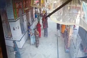 Hatta News: मां चंडी मंदिर में महिला श्रद्धालु से चोरी, धक्का-मुक्की कर सोने का हार उड़ाया, CCTV में संदिग्ध महिलाएं कैद