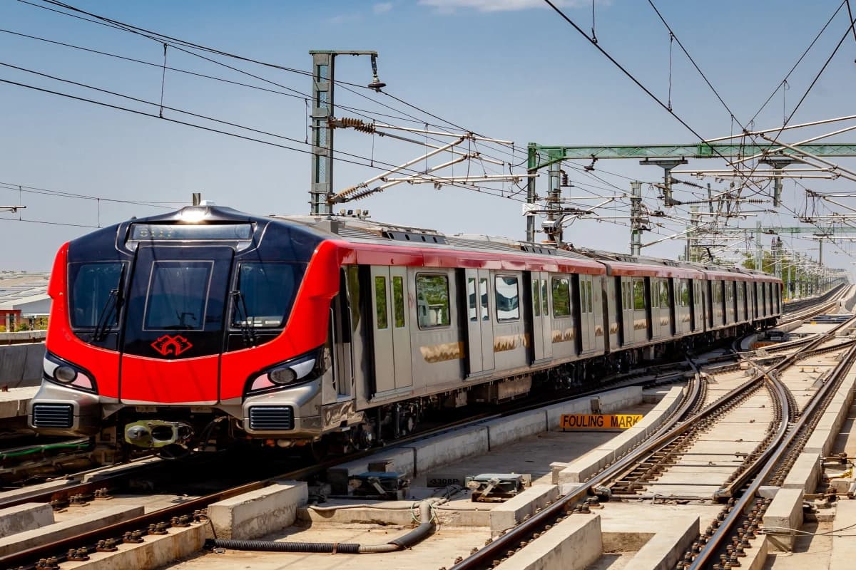 Lucknow Metro: लखनऊ मेट्रो फेज-2 को मिली रफ्तार, चौक से अमीनाबाद तक मेट्रो का सफर जल्द होगा शुरू, जानें पूरी डिटेल