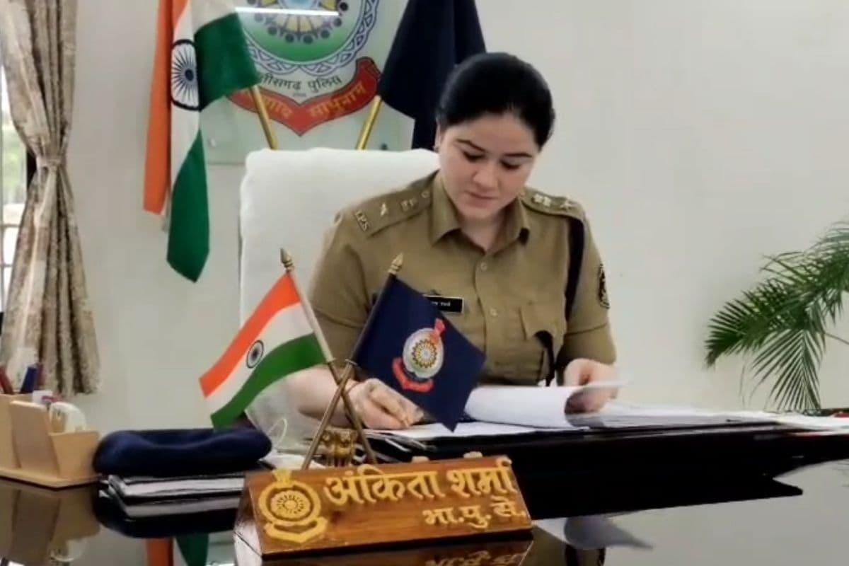 Sakti News: वाहनों को छोड़ने के बदले पैसा वसूली करता था कांस्टेबल, रिश्वतखोर आरक्षक सस्पेंड, SP अंकिता शर्मा ने लिया एक्शन