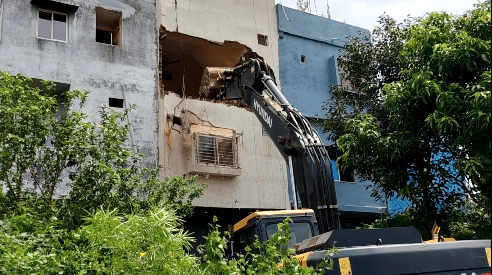 Sehore News: धर्मांतरण के आरोपी जब्बार खान के मकान पर चला बुलडोजर, नगर पालिका ने पहली मंजिल ढहाई, इलाज के नाम पर करता था धर्मांतरण