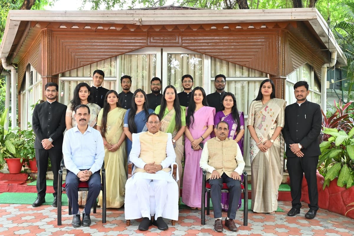 Raipur News: मुख्यमंत्री साय से राज्य प्रशासनिक सेवा के प्रशिक्षु अधिकारियों ने की मुलाकात, सीएम ने कहा जनता की समस्याओं को हल करने में अधिकारियों की है अहम भूमिका