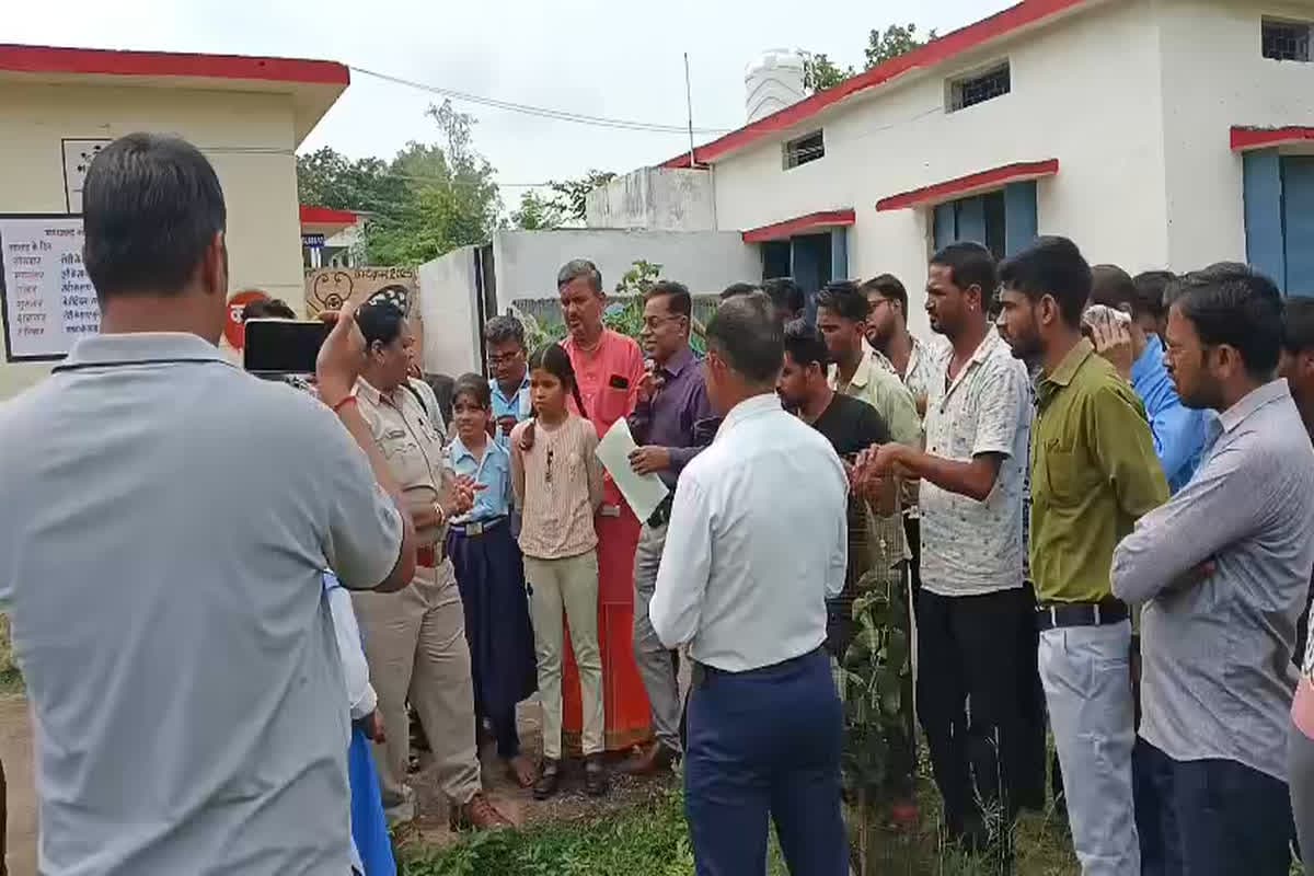 Chhatarpur News: शिक्षक ने स्कूल में बच्चों को टीका-कलावा लगाने से किया मना, देवी-देवताओं पर की अभद्र टिप्पणी! अब नाराज अभिभावकों ने किया प्रदर्शन