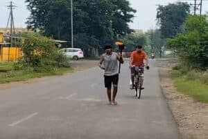 Dindori News: हाथों में मशाल लेकर दौड़ रहा युवक, अमरकंटक से अहिल्यानगर तक नंगे पैर करेंगे यात्रा, जानें कौन है ये आदिनाथ