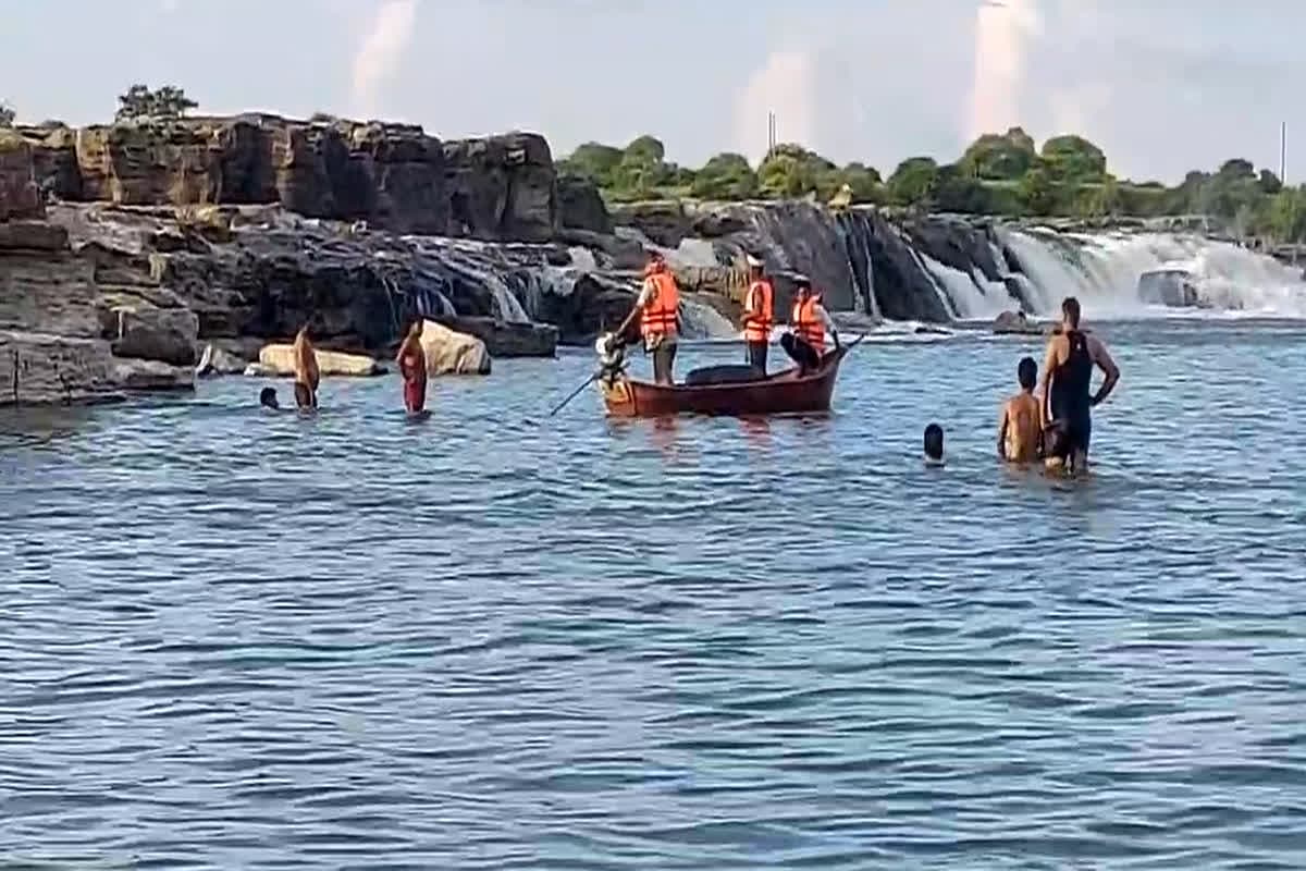 Damoh News: पिकनिक मनाने गए दो नाबालिग सुनार नदी में डूबे, रेस्क्यू टीम ने शुरू की दोनों की तलाश