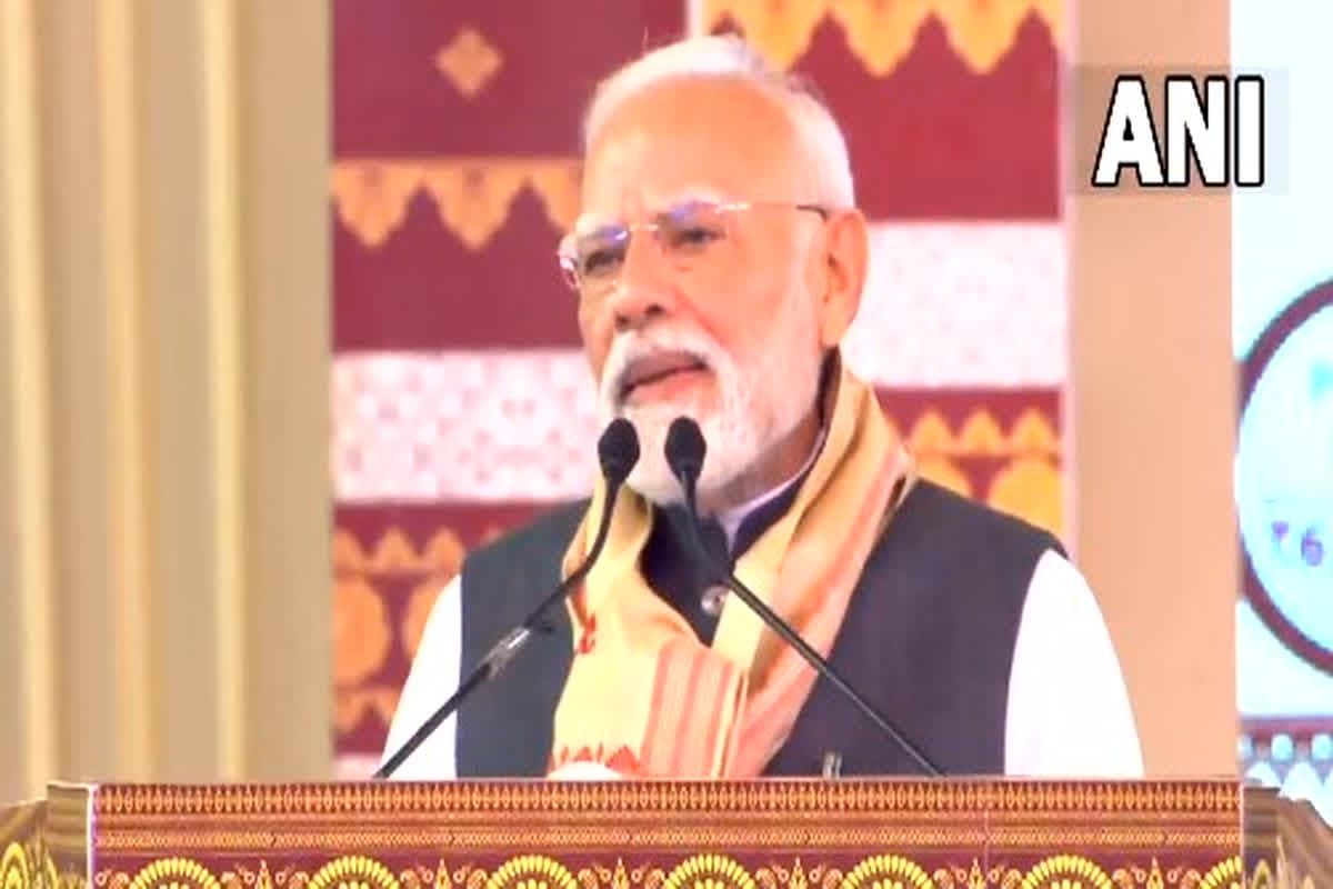 PM Modi in Bihar Election: पीएम मोदी ने शुरू किया चुनावी प्रचार.. महागठबंधन पर जमकर किया प्रहार, याद दिलाया ‘जंगलराज’ का दौर, सुनें लाइव