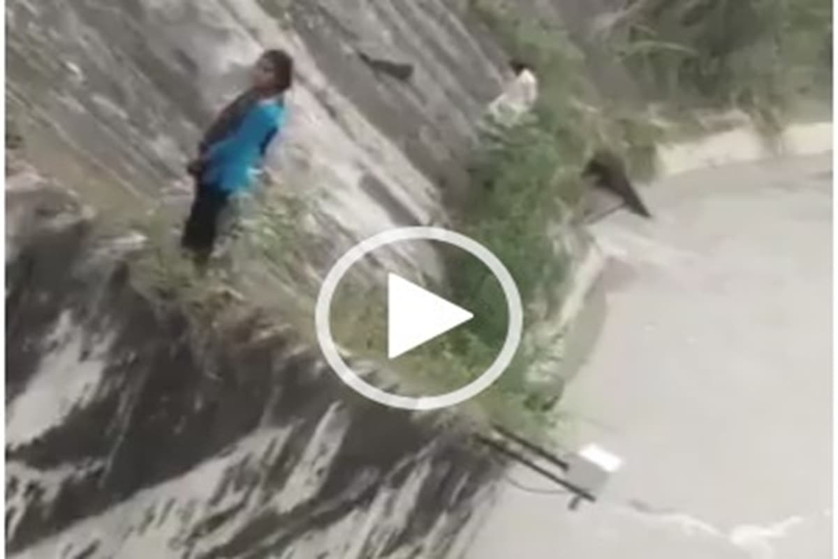 Live Suicide Video: लोग रोकते रहे मगर वह न मानी…., सामने आया दिल दहला देने वाला वीडियो, 19 वर्ष की युवती ने बैराज में कूदकर दी जान