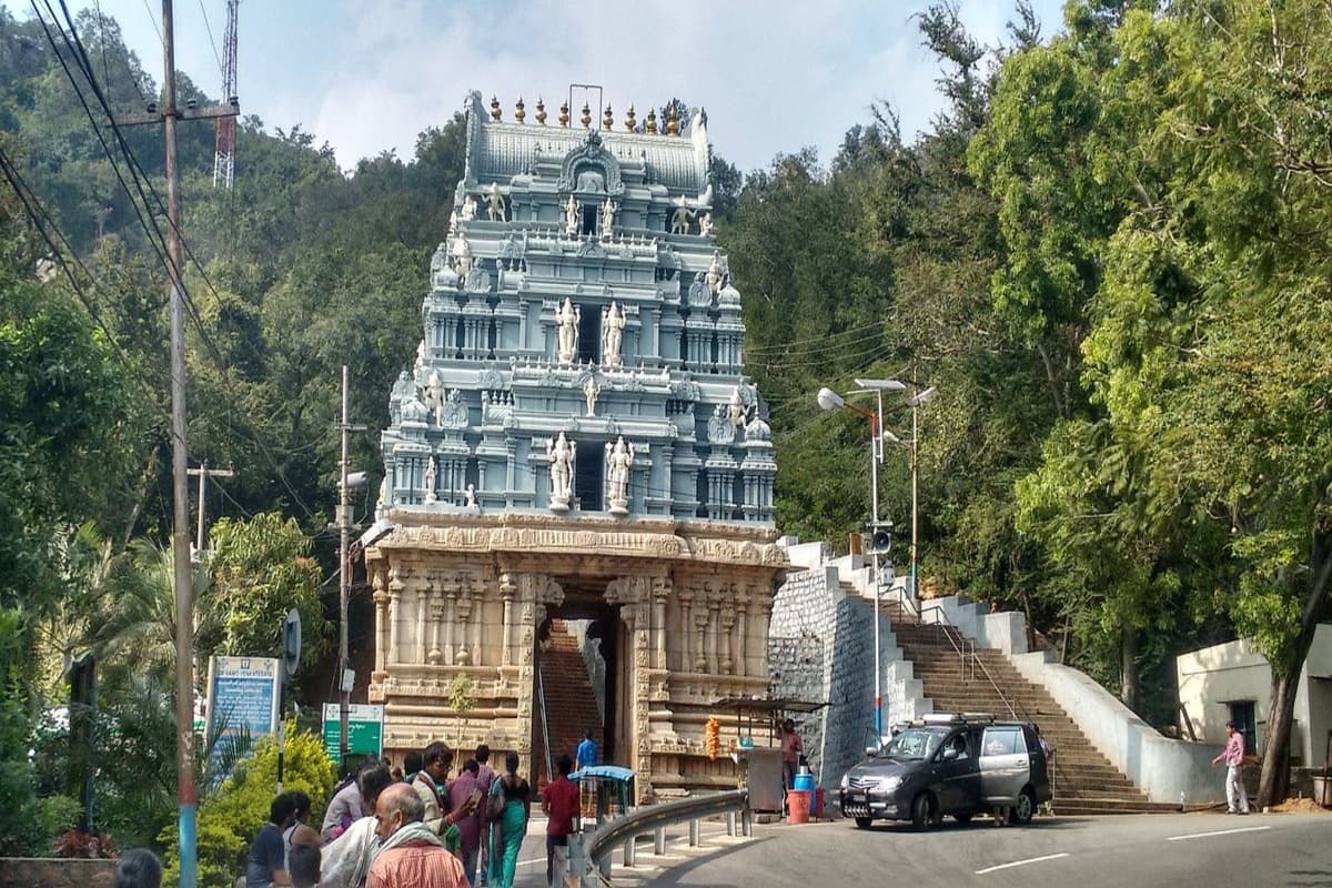 AI in Tirupati Mandir: भारत का पहला AI मंदिर बनेगा तिरुपति, भक्तों के हावभाव से होगी परेशानी की पहचान, यहां जानें कैसे काम करेगी टेक्नोलॉजी