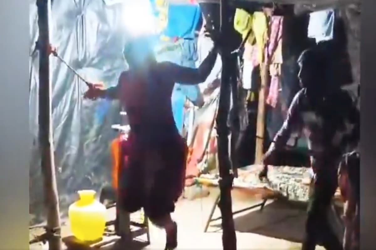 Viral Video: पत्नी के हाथों को पोल में बांधकर बेल्ट से पीटता रहा पति, चीखें सुनकर फट जाएगा कलेजा