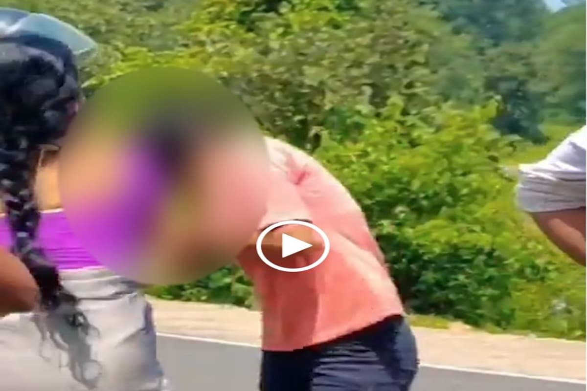 Viral Video: पढ़ाई के नाम पर दे रही थी मां-बाप को धोखा! रंगे हाथ पकड़कर मां ने बीच सड़क की पिटाई
