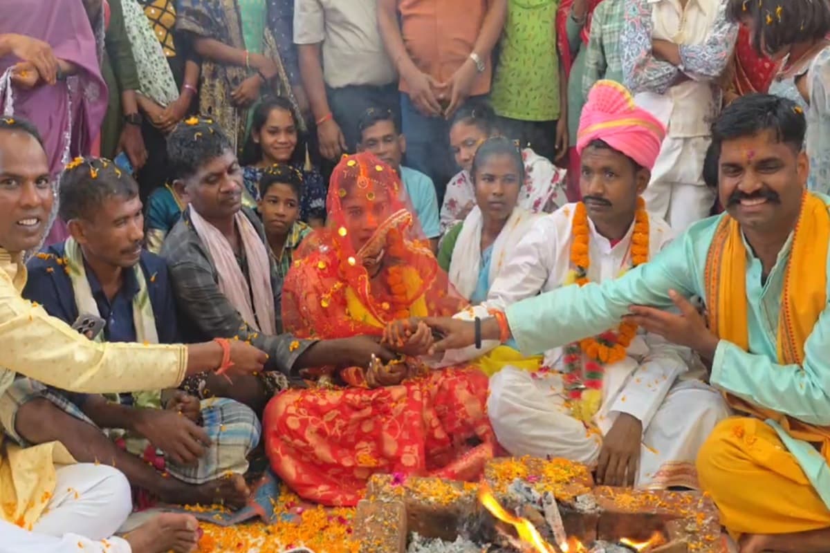 Kanker News: छत्तीसगढ़ का ये थाना बना मंडप, आत्मसमर्पित नक्सली जोड़े ने धूमधाम से रचाई शादी, पुलिस वाले बने घराती-बराती