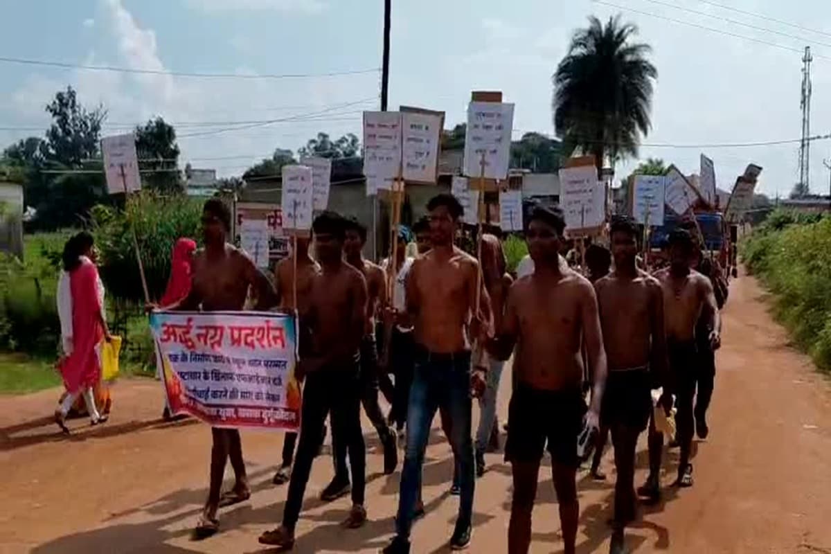 Semi-Nude Protest in Durgukondal: दुर्गुकोंदल में युवाओं ने किया अर्धनग्न प्रदर्शन, ठेकेदार और अधिकारियों पर मिलीभगत कर गड़बड़ी के लगाए आरोप