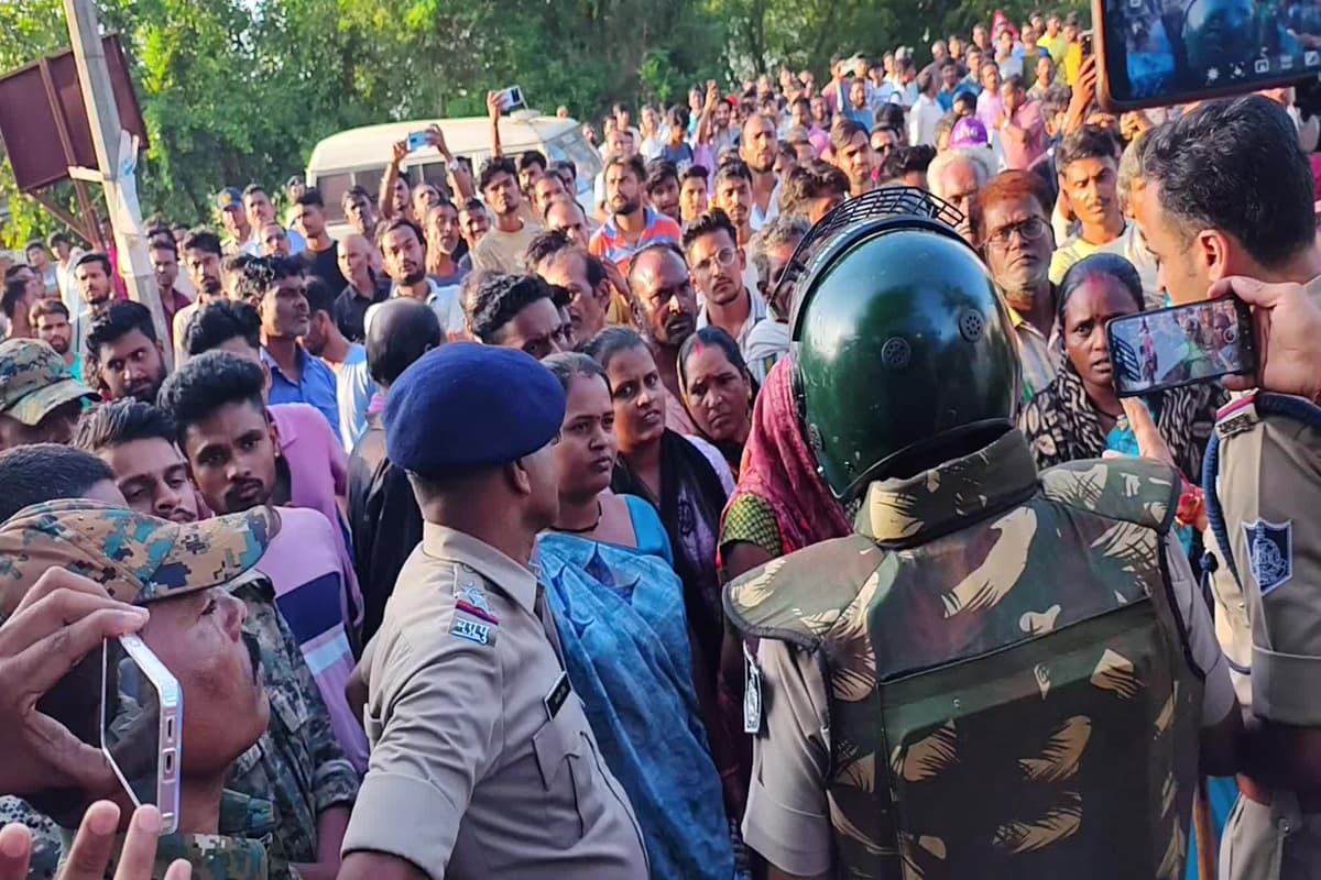 Mandla News: लापता होने के 20 घंटे बाद क्लासरूम में इस हाल में मिली 10वीं की छात्रा, चोटी कटी और सिर पर चोट के निशान, जो बताया सुनकर उड़ जाएंगे होश