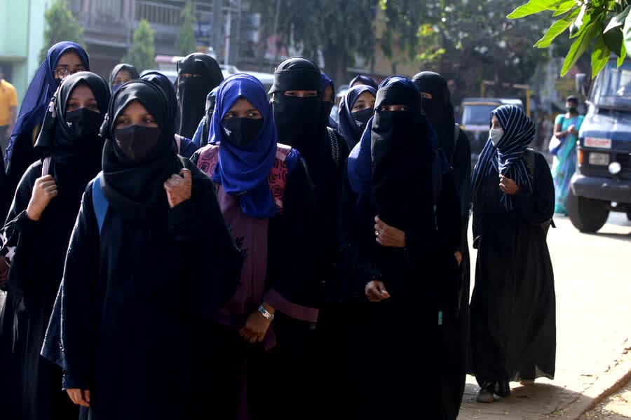 Kerala govt on Hijab: केरल सरकार ने हाई कोर्ट में कहा, स्कूल के दरवाजे पर हिजाब रोक, लड़की की गरिमा और संवैधानिक अधिकारों पर हमला…