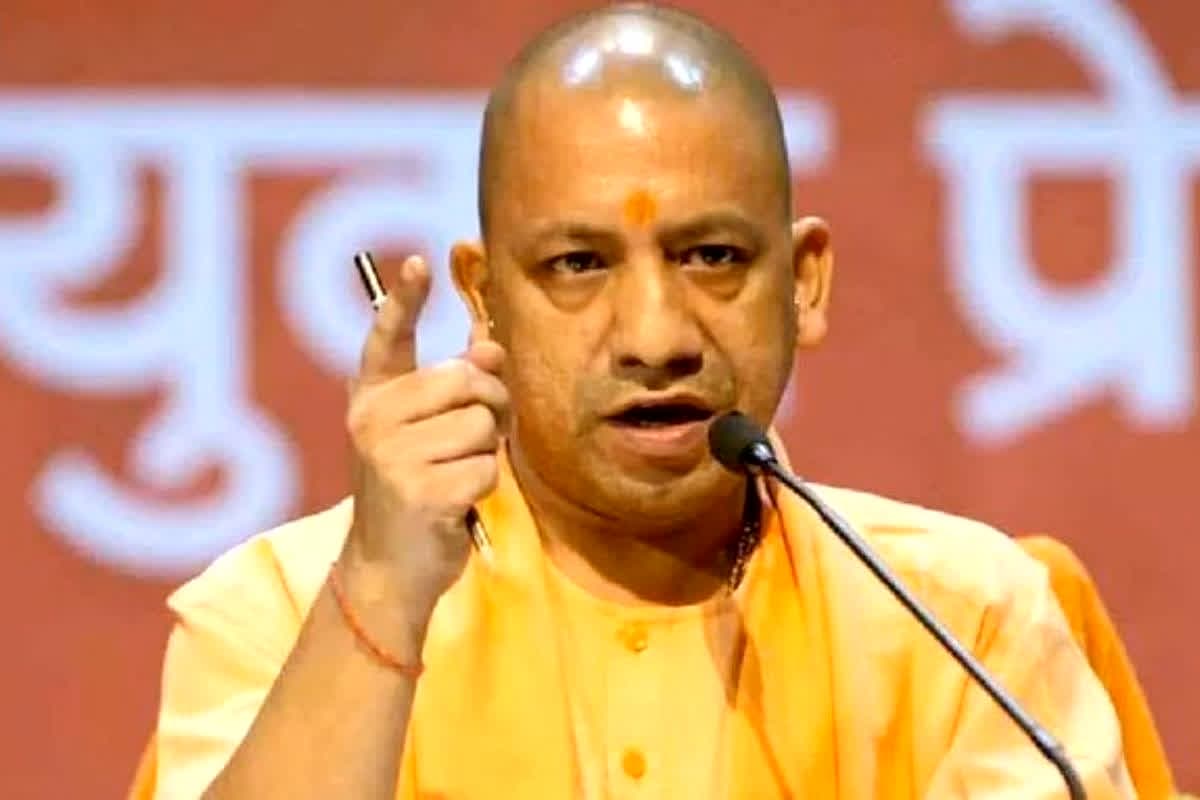 CM Yogi Adityanath News: एक बार फिर दिखे सीएम योगी के सख्त तेवर, अफसरों को कहा- लापरवाही नहीं होगी बर्दाश्त, इस कार्यक्रम के जरिए सुन रहे थे लोगों की समस्याएं