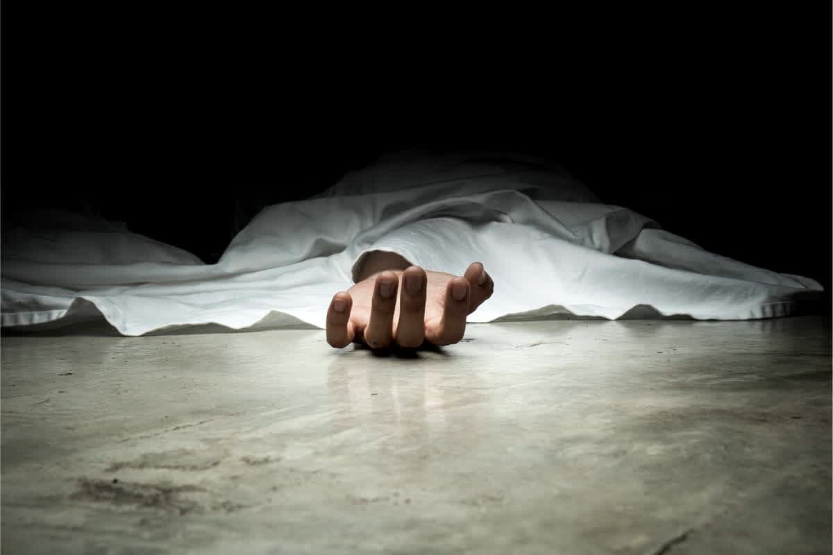 UP Crime News: खून से लथपथ मिला नाबालिग का शव, धारदार हथियार से किया गया है वार, पुलिस ने शुरू की जांच